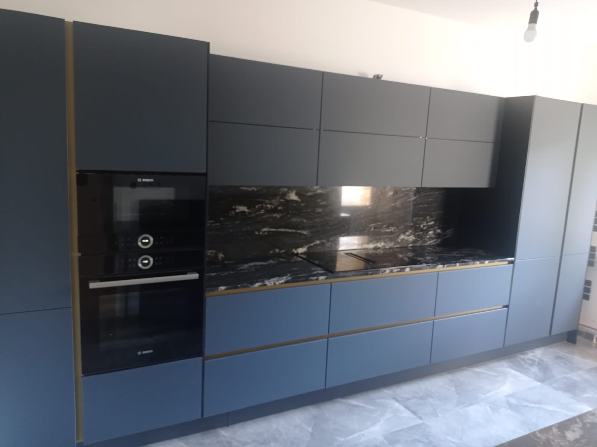 Lineare Küche mit Stein