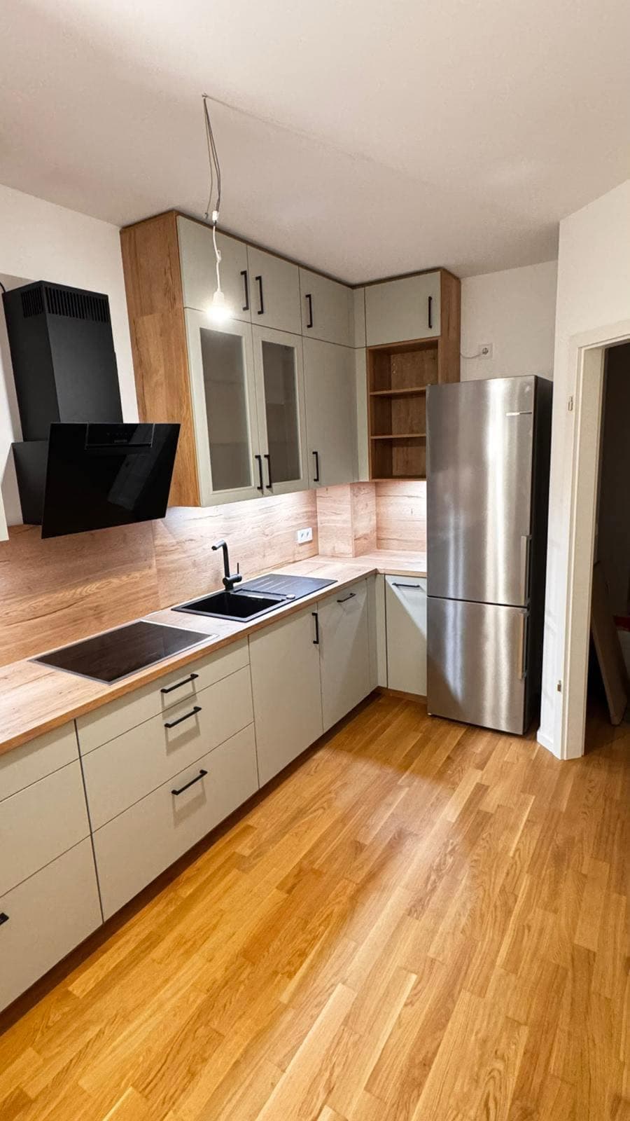 Klassische Küche in Kombination mit Holz